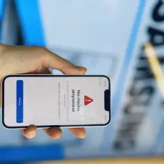 Dłoń trzyma iPhone'a z komunikatem "Nie można aktywować". Telefon nie chce się włączyć, wymaga uaktualnienia.