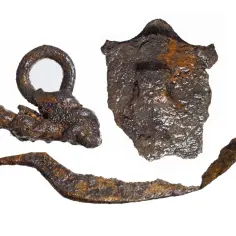 Zardzewiałe artefakty, być może pozostałości po Celtach: pierścień, fragment tarczy i ostrze.