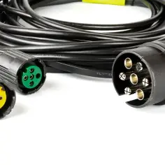 Kabel z wtykami: żółtą, zieloną i czarną. Dowiedz się, jak podłączyć wtykę siłową do zasilania.