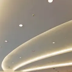 Nowoczesny podwieszany sufit z oświetleniem LED. Zastanawiasz się, ile kosztuje podwieszany sufit? To rozwiązanie dodaje elegancji.