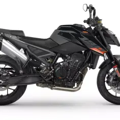 Czarny motocykl KTM Duke 790 z pomarańczowymi akcentami, gotowy na podbój dróg.