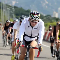 Kolarze w trakcie wyścigu, jeden z nich z numerem 548, walczy o zwycięstwo w **iron man maratonie**.