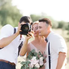 Ile bierze fotograf? Poznaj ceny i ukryte koszty usług fotograficznych