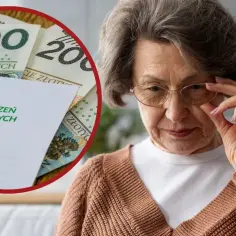 Starsza pani z okularami analizuje dokument ZUS i banknoty. Zastanawia się, ile można zarobić na pół etatu.