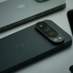 Dwa smartfony, jeden z logo Google, drugi z jabłkiem. Ułatwiają przenoszenie danych Android.