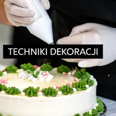 Rękawiczki i ręka dekorują tort zielonym kremem, pokazując, jak ozdobić tort dla chłopca.