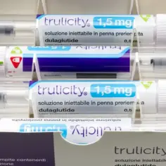 Cztery peny Trulicity 1,5 mg z dulaglutydem, gotowe do użycia.
