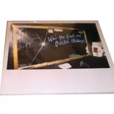 Okładka jednego z **arctic monkeys albumy** z napisem "Who the fuck are Arctic Monkeys?".