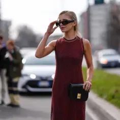 Jakie kolczyki do bordowej sukienki? Oto najlepsze stylizacje na każdą okazję