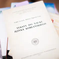 Książka "Teksty do nauki języka koreańskiego" z Uniwersytetu Warszawskiego. Czy język koreański jest trudny? Ta pozycja może pomóc w odpowiedzi.