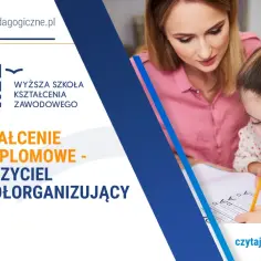 Nauczyciel wspomagający pomaga dziecku w nauce pisania. Studia podyplomowe dla nauczycieli.