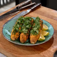 Grillowana kukurydza z kolendrą i limonką, idealna na lato. Prosty przepis na kukurydzę na grillu.