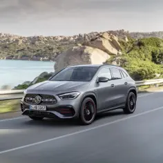 Szary Mercedes GLA na drodze, z widokiem na morze i góry. Sprawdź jego wymiary!