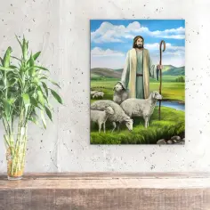Jezus dobry pasterz prowadzi swoje owce przez zielone pastwiska. W tle błękitne niebo z chmurami i rzeka.