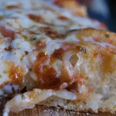 Przepis na pizzę jak z Pizza Hut - idealne ciasto i dodatki, które pokochasz