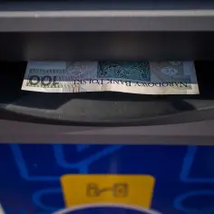 Jak szybko pieniądze z wpłatomatu mBank trafiają na konto?