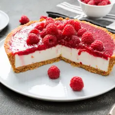 Proste ciasto z serkiem mascarpone i galaretką malinową, ozdobione świeżymi malinami. Idealne na deser.
