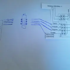 Schemat elektryczny jak podłączyć pompę głębinową: zasilanie, wyłącznik nadprądowy, kondensator, przewody czarny, niebieski, brązowy i zielono-żółty.