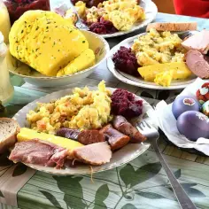 Wielkanoc co na stole: tradycyjne potrawy i dekoracje, które zachwycą