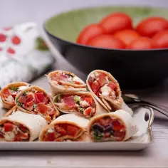 Roladki z tortilli z pomidorami i serem feta – idealne przystawki na grilla.