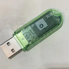 Zielony pendrive 2GB, idealny do tego, jak zgrać zdjęcia z laptopa na pendriva.