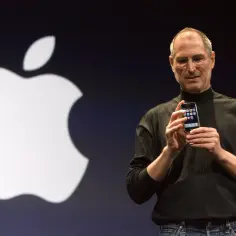 Steve Jobs prezentuje iPhone'a, rewolucyjny produkt, który zmienił świat.
