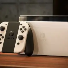 Biały kontroler i konsola Nintendo Switch, gotowe do gry. To jest właśnie ten słynny switch, co to potrafi!