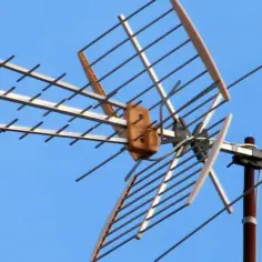 Antena pokojowa do telewizora, złożona z wielu elementów, na tle błękitnego nieba.
