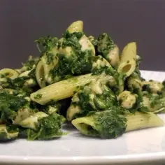 Makaron z kurczakiem, szpinakiem, pieczarkami, śmietaną i czosnkiem