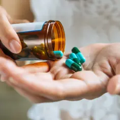 Dłoń wysypuje kilka niebiesko-zielonych kapsułek z brązowej buteleczki. Biorę Xanax kilka lat, to moja codzienna rutyna.