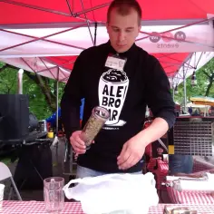 Mężczyzna pokazuje, jak zrobić infuzję piwa w urządzeniu typu randall z owocami.