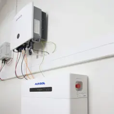 System magazynowania energii AUXSOL z falownikiem i akumulatorem. Awaryjny przycisk stop.