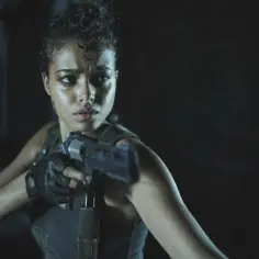 Zdeterminowana Jill Valentine z Resident Evil Remedium celuje z pistoletu, gotowa stawić czoła zagrożeniu.