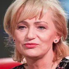 Katarzyna Żak, znana z filmów, seriali i programów, z uśmiechem na twarzy.