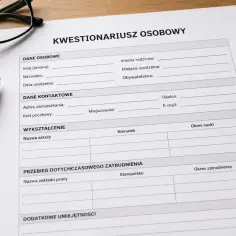 Kwestionariusz osobowy dla osoby ubiegającej się o zatrudnienie. Widoczne pola na dane osobowe, kontaktowe, wykształcenie i przebieg zatrudnienia.