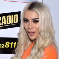 Wiktoria Sypucińska z Warsaw Shore na tle napisu "ANTY RADIO" i logo "ELE TAXI".