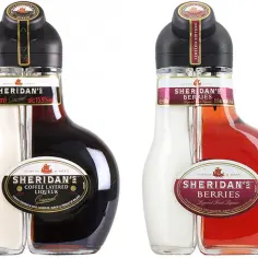 Dwie butelki Sheridans: Original (kawa i śmietanka) oraz Berries (owoce leśne i śmietanka). Dowiedz się, jak pić Sheridans.