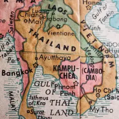 Mapa pokazuje Tajlandię, która graniczy z Laosem, Kambodżą i Malezją. Widać też Wietnam i Zatokę Tajlandzką.