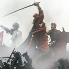 Rycerze w zbrojach i z szablami, w tle sztandary i kurz bitewny. Scena z filmu "Potop" z Radziwiłłem.