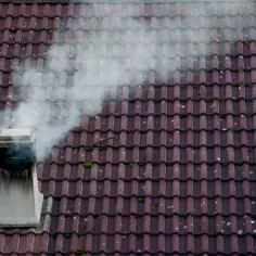 Dlaczego dym z komina leci w dół? Oto przyczyny i rozwiązania