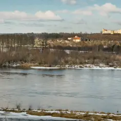 Zamek na wzgórzu, rzeka i zimowy krajobraz. Mięćmierz atrakcje oferuje piękne widoki o każdej porze roku.
