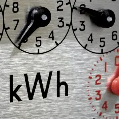 Ile płaci się za prąd w bloku? Odkryj ukryte koszty i oszczędności