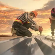 Ile zarabia pomocnik dekarza? Sprawdź, co wpływa na wynagrodzenie