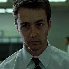 Edward Norton w filmie "Podziemny krąg" wygląda na wyczerpanego, ale jego spojrzenie jest intensywne.