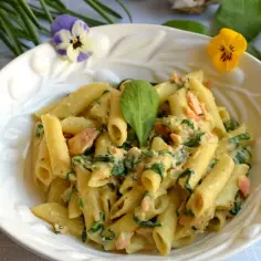 Penne ze szpinakiem w sosie śmietanowym - prosty przepis na smakowite danie