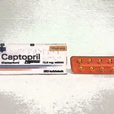 Captopril 12,5 mg Polfarmex. Opakowanie leku i blister z tabletkami. Stosowany przy nadciśnieniu.