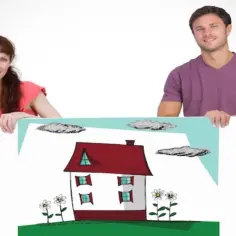 Para, trzymając plakat z domkiem, zastanawia się, jak sprzedać dom z kredytem.