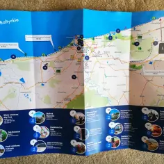 Mapa pokazuje, jak dojechać do Ustronia Morskiego pociągiem, z zaznaczonymi atrakcjami i trasami w okolicach Kołobrzegu.