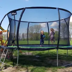 Gdzie kupić trampolinę ogrodową? Najlepsze miejsca i modele do wyboru