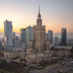 Panorama Pałacu Kultury i Nauki oraz nowoczesnych wieżowców, serca największego miasta w Polsce, Warszawy, o zachodzie słońca.